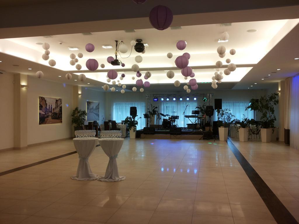 Hotel Feniks Gniezno Exterior photo