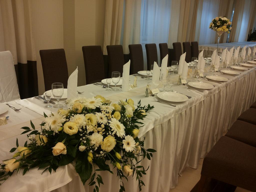 Hotel Feniks Gniezno Exterior photo